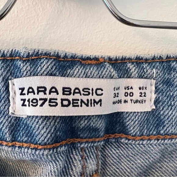 Zara blue jeans with floral embroidery on both sides of pant leg, size US 00 - Picture 4 of 9